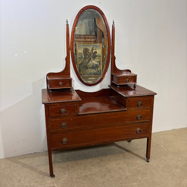 Cômoda de toucador inglesa antiga de mogno e incrustações do século XIX. Espelho basculante. Medidas: 68 x 45, altura 142 cm.